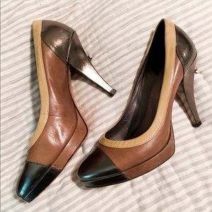 BCBG Maxazria neutral and metallic pumps